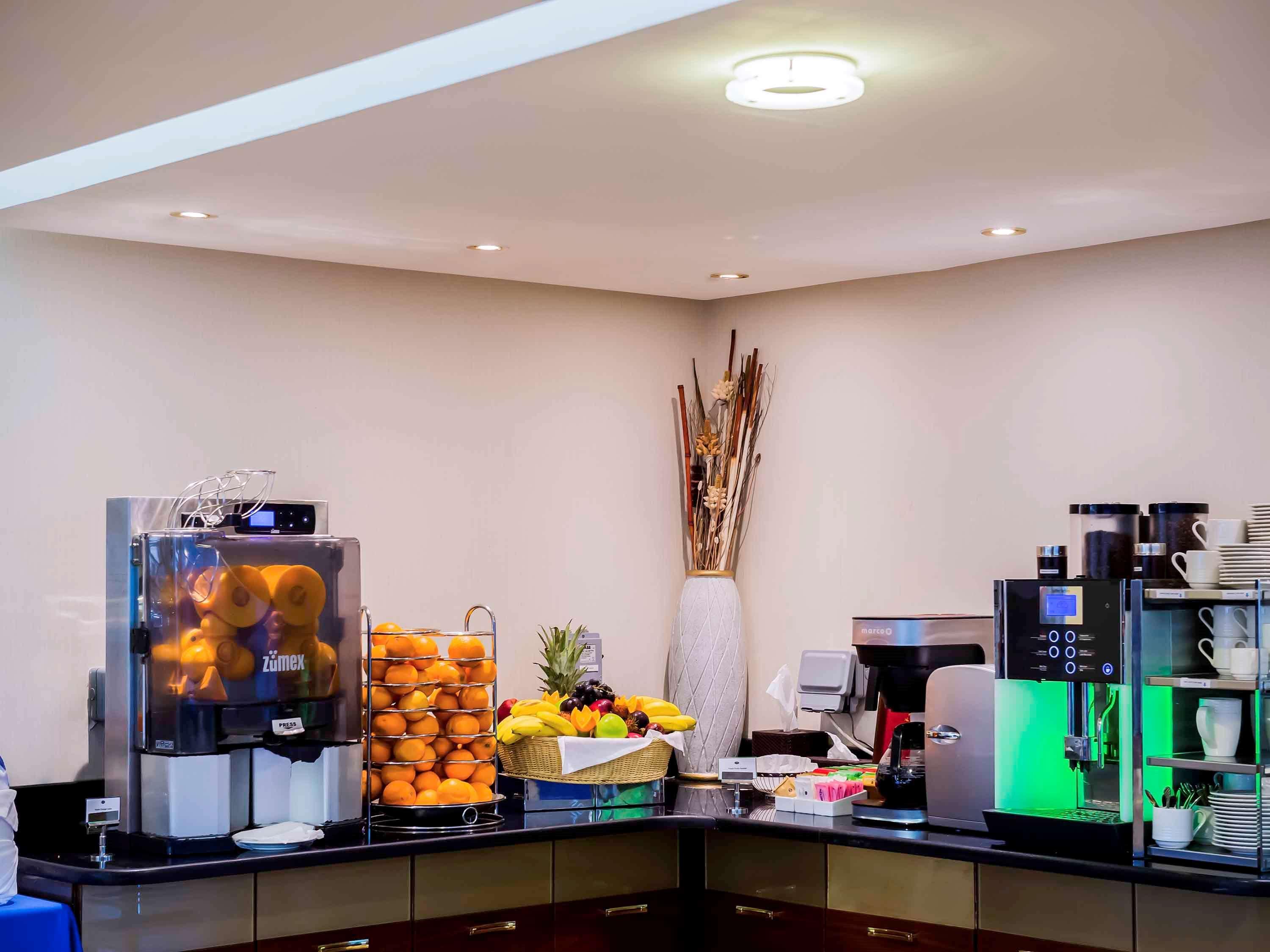 Grand Mercure Majlis Residences Αμπού Ντάμπι Εξωτερικό φωτογραφία A coffee bar in a hotel
