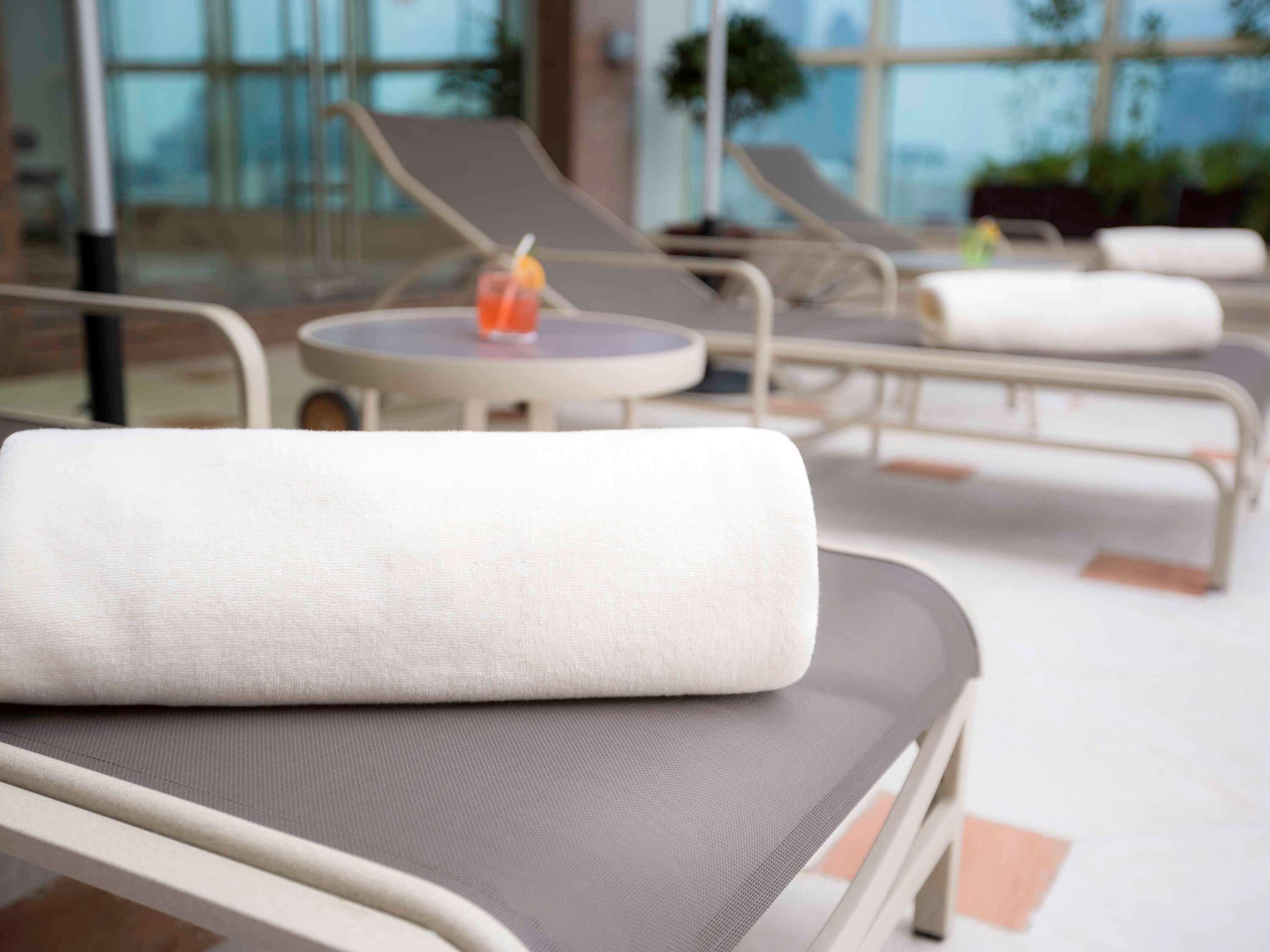 Grand Mercure Majlis Residences Αμπού Ντάμπι Εξωτερικό φωτογραφία A rolled towel on a lounge chair