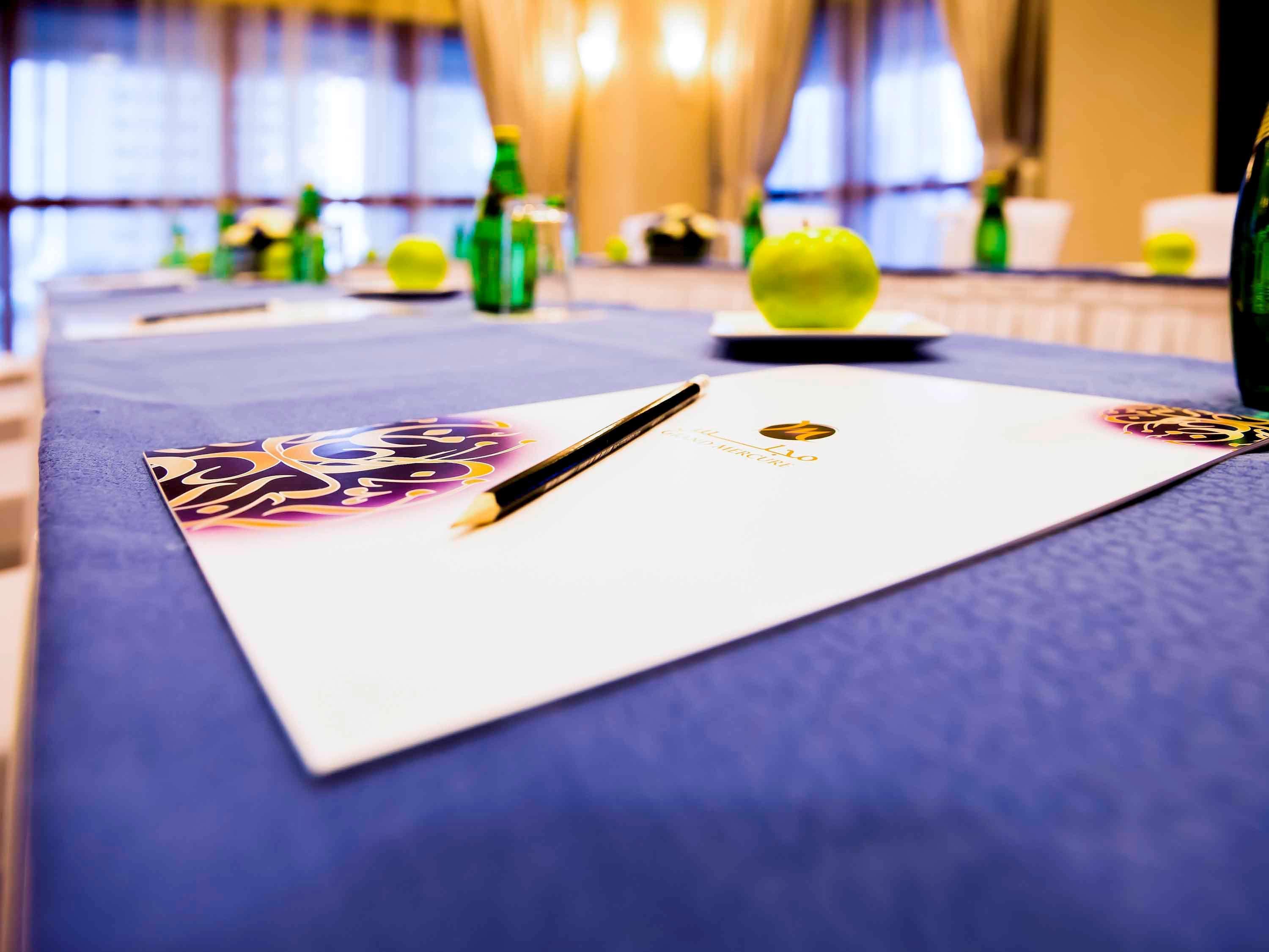 Grand Mercure Majlis Residences Αμπού Ντάμπι Εξωτερικό φωτογραφία A pen and a notepad on a table