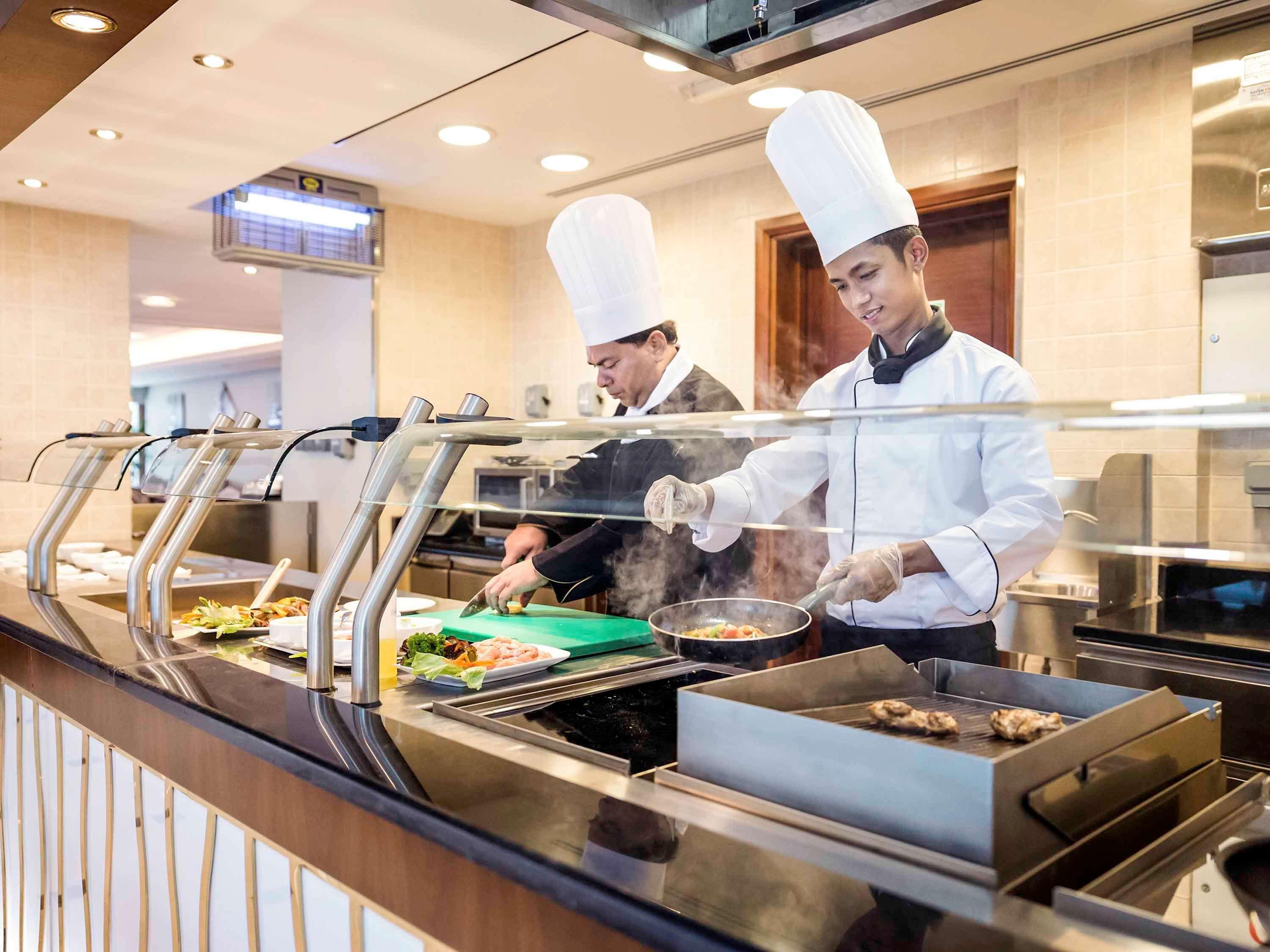 Grand Mercure Majlis Residences Αμπού Ντάμπι Εξωτερικό φωτογραφία A buffet at a hotel