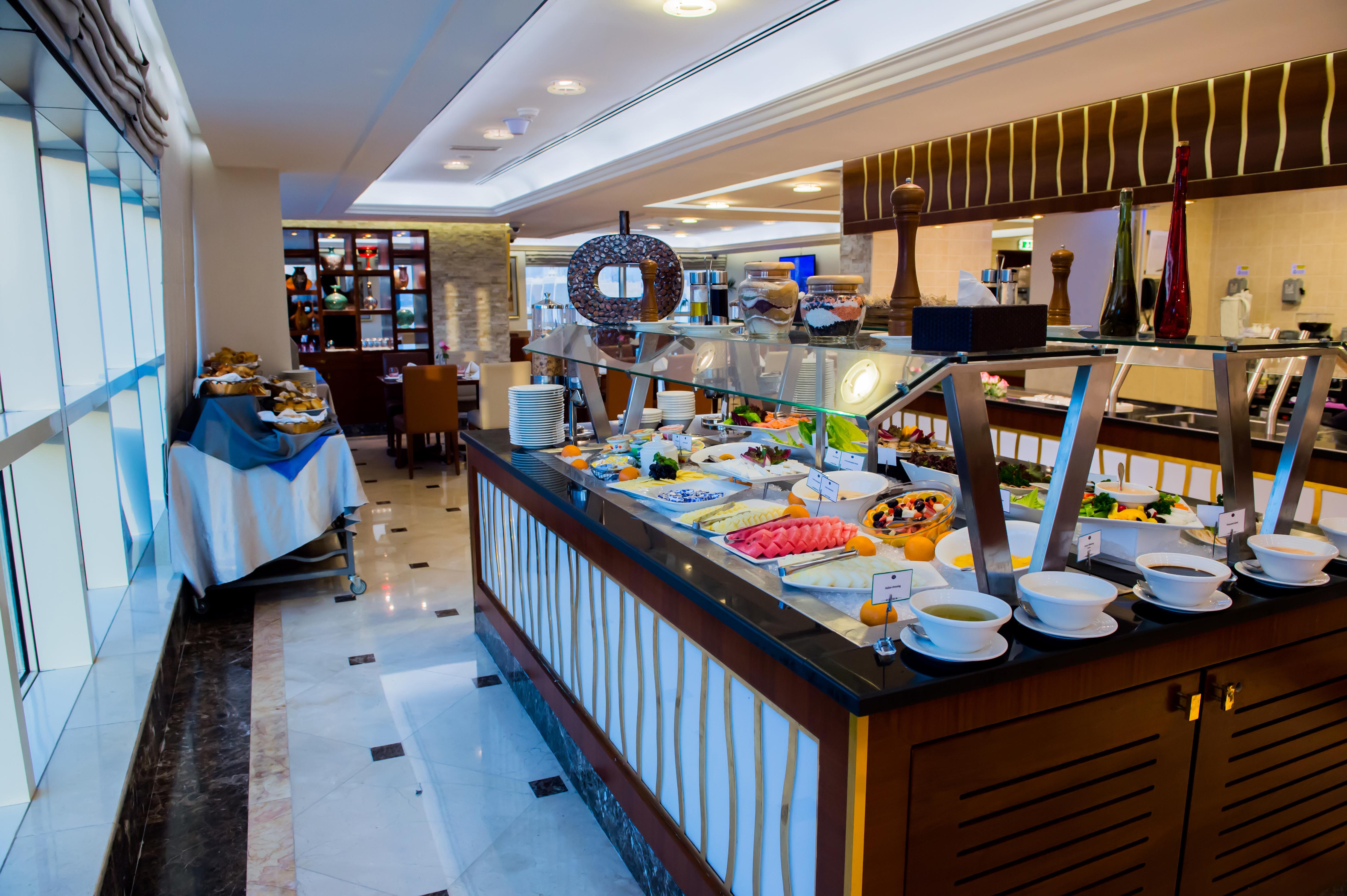 Grand Mercure Majlis Residences Αμπού Ντάμπι Εξωτερικό φωτογραφία The buffet at the hotel