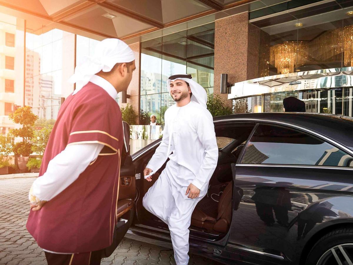 Grand Mercure Majlis Residences Αμπού Ντάμπι Εξωτερικό φωτογραφία A guest being helped out of a car