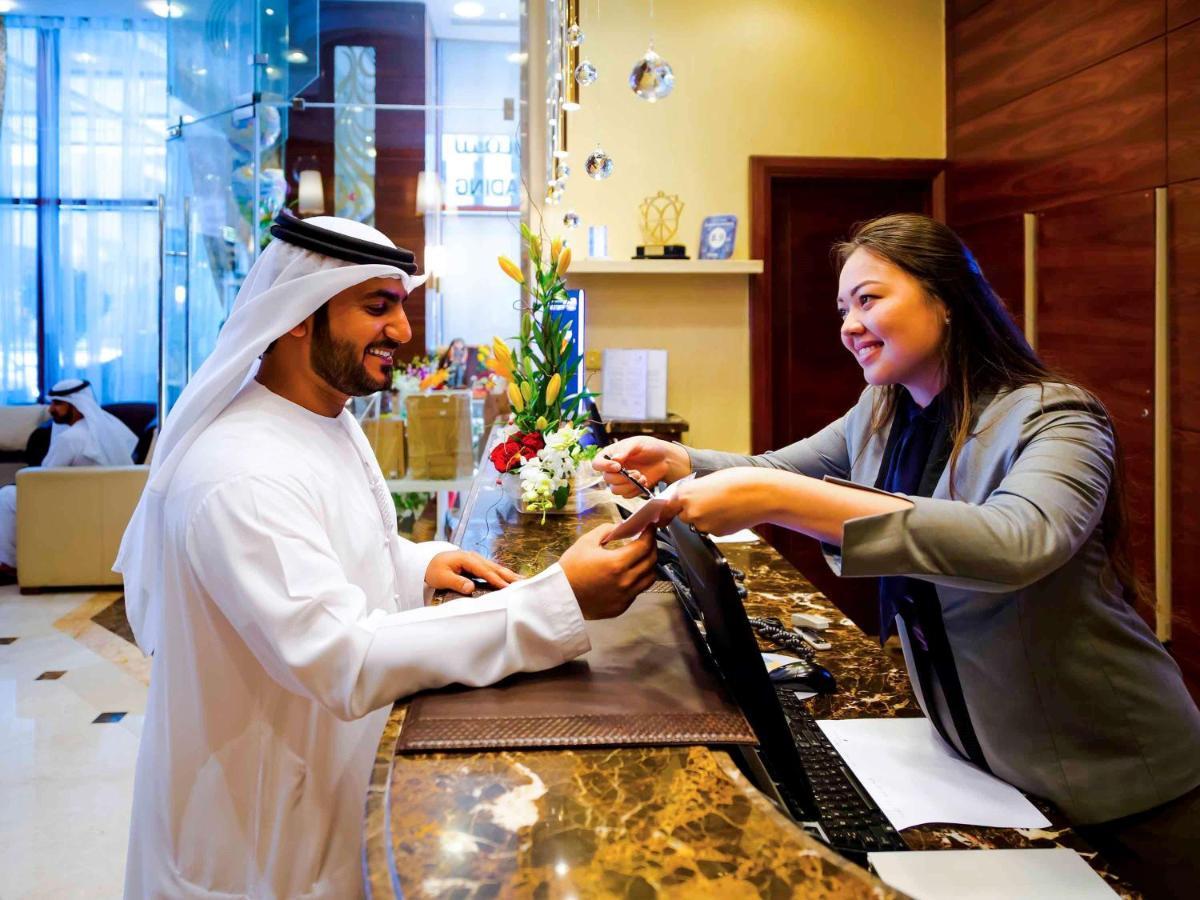 Grand Mercure Majlis Residences Αμπού Ντάμπι Εξωτερικό φωτογραφία A guest checking in at a hotel