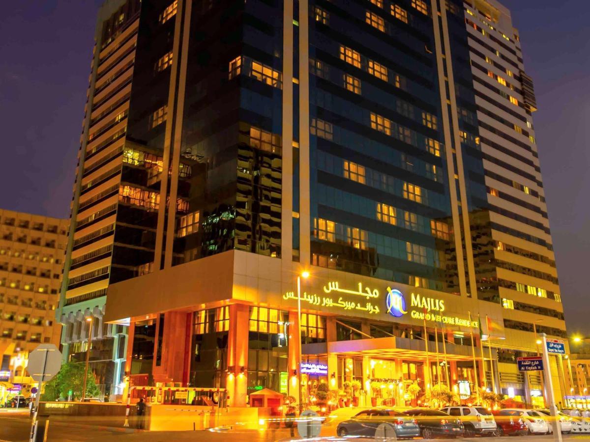 Grand Mercure Majlis Residences Αμπού Ντάμπι Εξωτερικό φωτογραφία The hotel at night